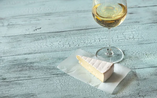 Glass of white wine with Brie — Stock Photo, Image