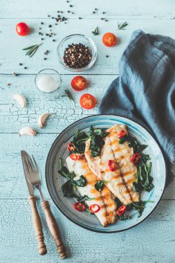 Izgara çipura balık fileto ıspanaklı