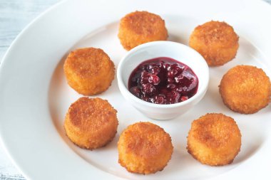 Kızılcık sosu ile Camembert Nuggets