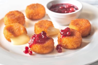 Kızılcık sosu ile Camembert Nuggets