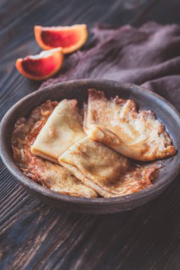 Tabak üzerinde Crepes Suzette