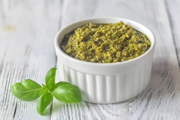 Castron de pesto pe masa de lemn — Fotografie, imagine de stoc