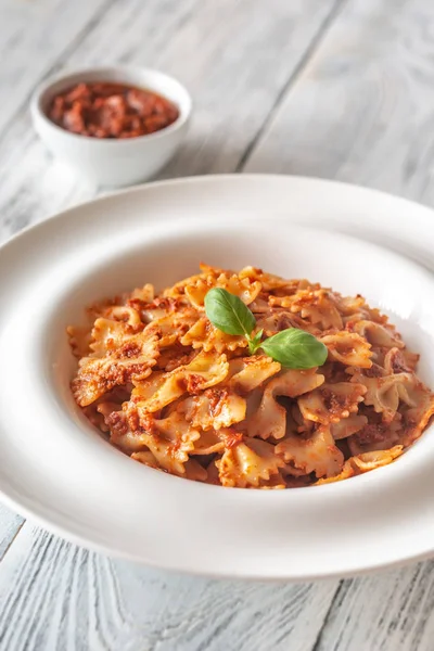 Porção de farfalle com pesto de tomate seco ao sol — Fotografia de Stock