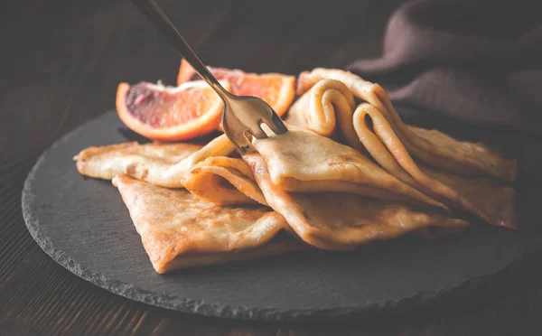 Pannenkoeken Suzette op het stenen bord — Stockfoto