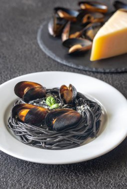 Midye ve parmesan ile siyah makarna