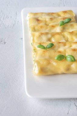 Ricotta ile doldurulmuş Cannelloni