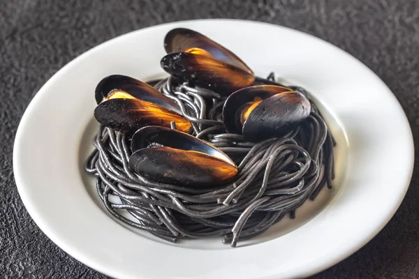 Pasta nera con cozze — Foto Stock