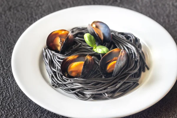 Black pasta with mussels — Stock Photo, Image