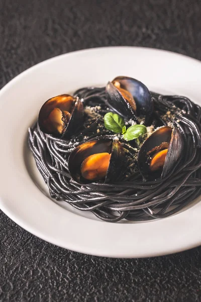 Svart pasta med musslor och parmesan — Stockfoto