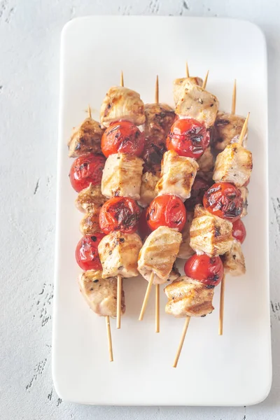 Brochettes de poulet grillées sur la plaque blanche — Photo