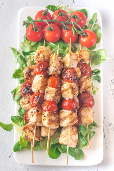Grillezett csirkemell nyárs a fehér táblán — Stock Fotó