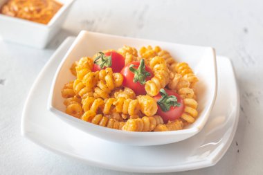 Domates ve ricotta pesto ile makarna Bölümü