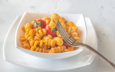 Domates ve ricotta pesto ile makarna Bölümü