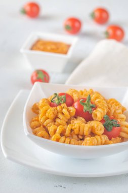 Domates ve ricotta pesto ile makarna Bölümü