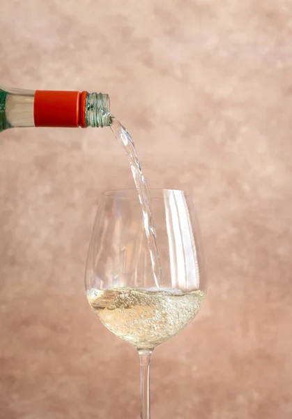 Beyaz şarap bardağa dökülüyor. — Stok fotoğraf