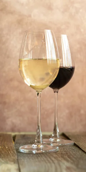 Glazen van witte en rode wijn — Stockfoto