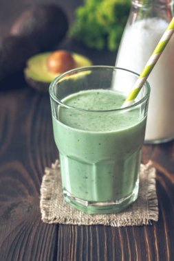 Avokado ve hindistan cevizi sütü smoothie