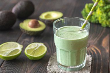 Avokado ve hindistan cevizi sütü smoothie