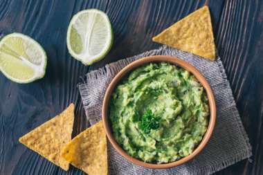 Kase guacamole tortilla cips ile