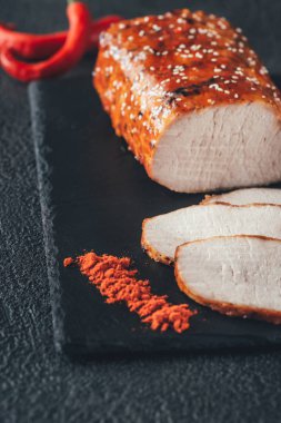 Siyah sone tahtası üzerinde kırmızı biber ile pişmiş et