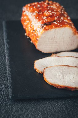 Siyah sone tahtasında pişmiş et