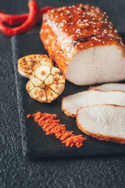 Siyah sone tahtası üzerinde kırmızı biber ile pişmiş et