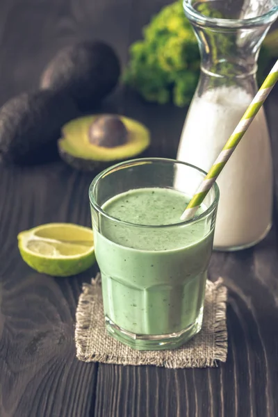 Batido de aguacate y leche de coco —  Fotos de Stock