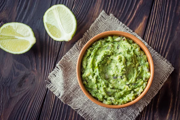 Skål med guacamole på trä bordet — Stockfoto