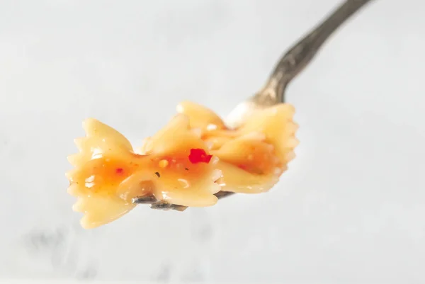 Stukje vlinder pasta op een vork — Stockfoto