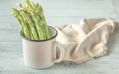 Kupada bir demet taze kuşkonmaz