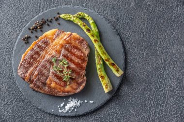 Kuşkonmaz ile ızgara sığır biftek