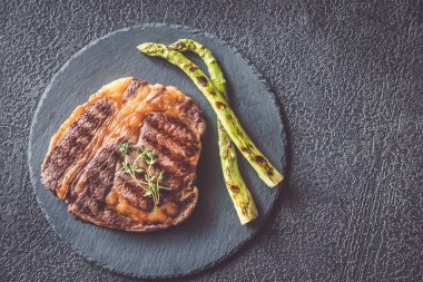 Kuşkonmaz ile ızgara sığır biftek