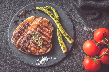 Kuşkonmaz ile ızgara sığır biftek