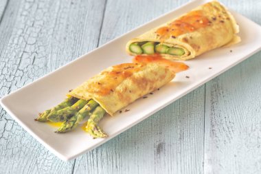 Izgara kuşkonmaz ile Hindistan cevizi krep