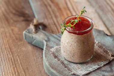 Cam kavanozda mantar pate