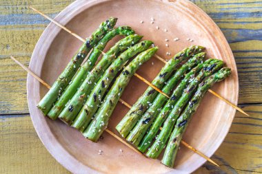 Susamlı ızgara kuşkonmaz salları