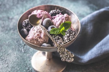 Yaban mersini ve böğürtlenli dondurma