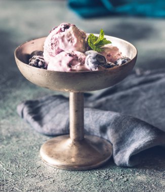 Yaban mersini ve böğürtlenli dondurma