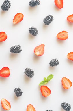 taze böğürtlen ve çilek