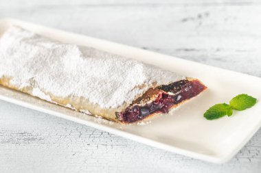 Beyaz tabakta kiraz strudel