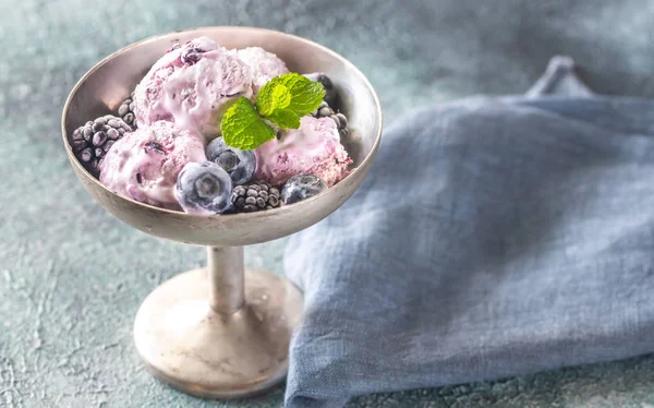 Helado de arándanos y moras — Foto de Stock