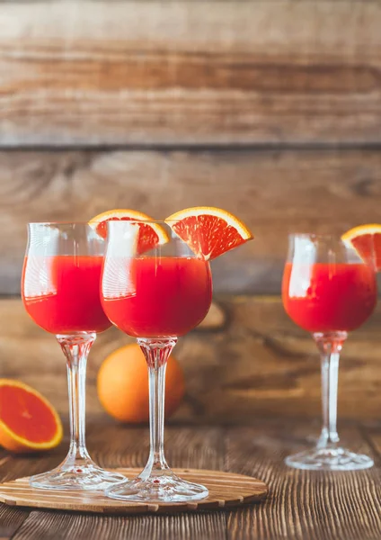 Три стакана коктейля Мимоза — стоковое фото