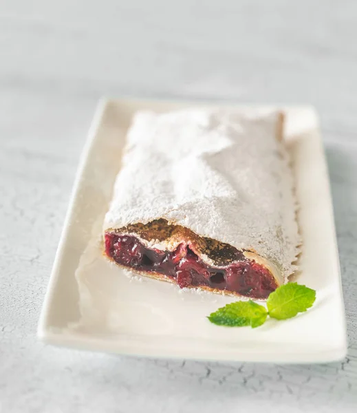 Strudel de cereza en el plato blanco —  Fotos de Stock