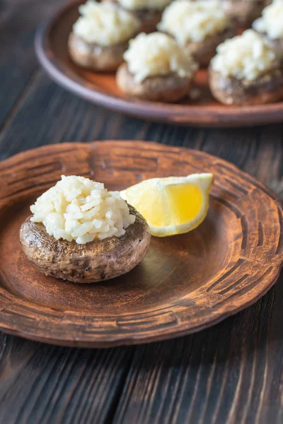 Risotto gefüllte Pilze — Stockfoto