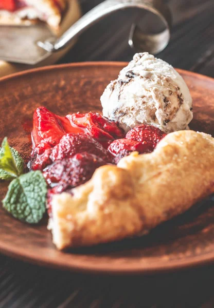 Rebanada de galette de fresa con helado —  Fotos de Stock