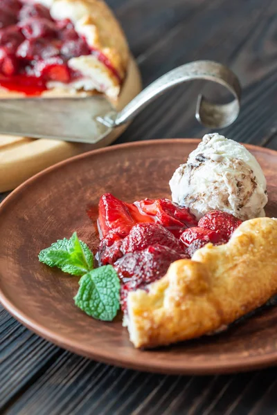 Rebanada de galette de fresa con helado —  Fotos de Stock