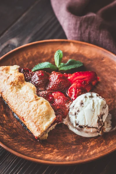 Scheibe Erdbeergalette mit Eis — Stockfoto