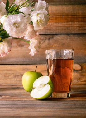Bir bardak elma suyu.