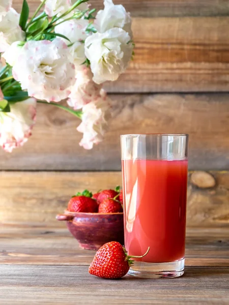 Glas Erdbeersaft — Stockfoto