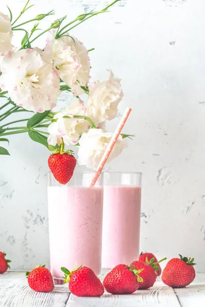 Dos vasos de batido de fresa —  Fotos de Stock